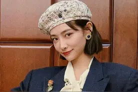 女生秋冬选帽子，认准这4种“百搭款”！减龄显脸小，明星都在戴图片