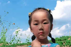 湖北36岁妈妈看着6岁女儿遭遇悲剧，强装欢笑，谁知被一句话问哭图片