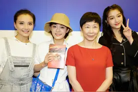 “甄嬛”和“槿汐姑姑”9年后再同框，主仆深情拥抱满满回忆杀图片