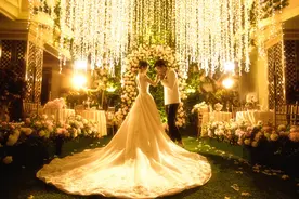 女儿风光大嫁，父亲台下边吃东西边哭，母亲：二十多年首次见他哭图片