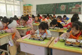 14元，2荤1素1汤，郑州金水区的校园配餐一月不重样，食谱曝光图片