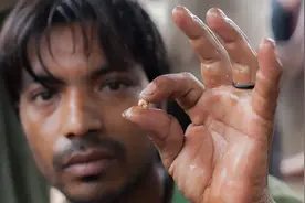 印度穷人的致富之路：用下水道的淤泥提炼黄金，一天能赚几千元图片