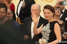 董卿惊艳亮相国外红毯！盘起头发，穿刺绣礼裙端庄大气！美成焦点图片