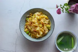 面条别老煮着吃，切点肉末炒一锅，喷香好吃图片