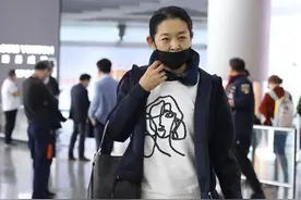 倪萍自然老去的样子真美，一袭休闲装太优雅，不惧岁月的痕迹图片