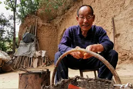 七旬儿子亲情陪伴九旬母亲，一片孝心深藏中条山深处图片