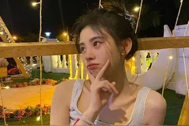 鞠婧祎被网暴后更新ins，在豪宅里撸猫，鼻子尖到让人认不出图片