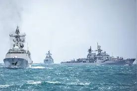 海军某驱逐舰支队实战化训练：升级款现代出击，和052D形成鲜明对比图片