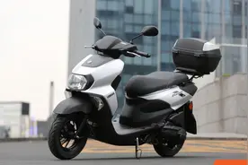 雅马哈都市小踏板，尾箱容积36L，油耗1.6L，7680元图片