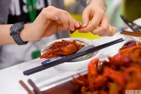 这么吃小龙虾最减肥，你一定想不到图片