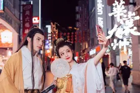 长假漫展天差地别！成都华裳九州被骂惨，杭州漫展被央视多次报道图片