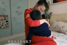 12岁男孩一天吃3次母乳，跪着的妈妈，教不出站着的孩子图片