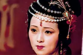 秦可卿生病卧床，为何一天换四五遍衣裳？贾珍的私房话暗藏答案图片