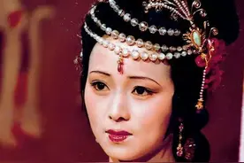 秦可卿生病卧床，为何一天换四五遍衣裳？贾珍的私房话暗藏答案图片