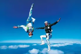 机长让15岁儿子驾驶飞机，最终飞机坠落山区，75名乘客无一人幸存图片