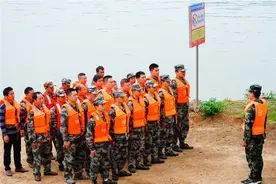 脚下路很滑 心中民更重图片