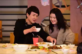 沈腾成200亿影帝，他老婆微博下却有10000句脏话：你俩怎么还不离婚？图片