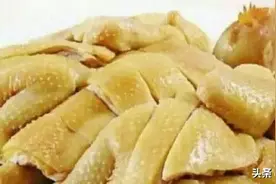 粤菜40年大厨：煮白切鸡，不只放姜葱，放两粒它，鸡皮自动变黄图片