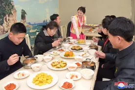 逛朝鲜，吃甲鱼全席，导游说：我也是第一次吃图片