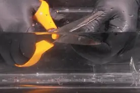 邪乎的科学现象，玻璃像纸被任意裁剪，水的溶解能力到底有多强？图片