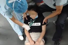 暖！女子公交车上突然昏倒，司机联合乘客仅4分钟送医图片