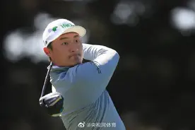 创历史！李昊桐领跑PGA锦标赛第二轮，头戴“WeChat”帽子图片