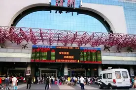91年深圳火车站建成，邓小平题字“深圳”，为何少写一个“站”字图片