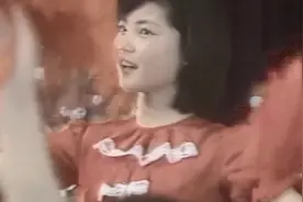 从小美到大！王菲14岁参加六一晚会担领唱 短发大眼清纯有灵气图片
