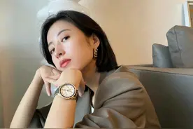 波浪卷已经不流行了，今秋流行直发，减龄显脸小图片