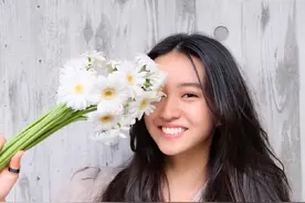 甜美侧颜的木村光希长发仰头手持花束尽显少女感图片
