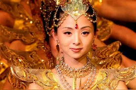 2005年，那个春晚上一夜爆红的“千手观音”，现在怎样了？图片