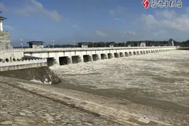 行洪加大！骆马湖嶂山闸36孔全开持续泄洪图片