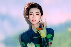 戚薇又把旗袍穿出新高度，搭配老爹鞋不仅不丑，还意外的个性时髦图片