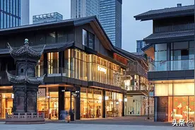 成都太古里妖男频出没，伪娘漫大街，是穿衣自由还是故意炒作？图片