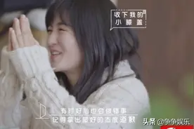 热心听众分享尴尬名场面，谢娜笑到在地上打滚，易烊千玺努力憋笑图片