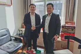 鄂尔多斯酒业集团与聚业豪门盛宴餐饮公司签订战略合作协议图片