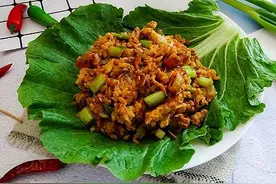 东北大饭包，米饭蔬菜大菜叶一包捧着吃，洗碗都省了，关键贼香图片