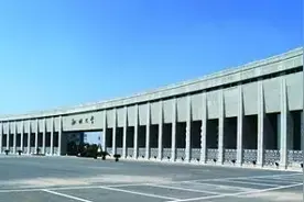 中国大学之最：校门最豪华的大学   传闻耗资8000万元修建校门图片