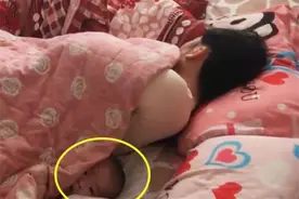 宝爸带娃睡觉不靠谱，宝宝从被窝里探出头，宝妈看清后仍心有余悸图片