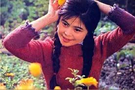 放弃国内当红演绎事业，甘愿赴美当服务生的杨海莲，现状如何？图片