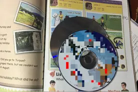 妈妈给上初中的孩子整理书时发现书里夹着“光碟”，熊孩子该揍！图片