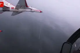 海军航空兵“海山鹰”超低空穿越山谷 执行了哪项重大升级？图片