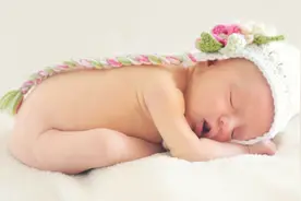 新生儿白天睡多久正常？新手爸妈要知道视频封面