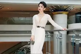 宁静身材有多好？穿“液体裙”走机场，3D身材秒杀旁边空姐图片