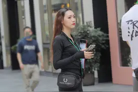 明明都快40了，每天就爱“装嫩”，脚上还要穿“少女袜”图片