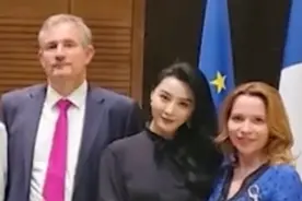 范冰冰出席大使晚宴，腰身粗壮略发福，站位还不如后辈？图片