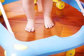 夏天宝宝能不能光脚？儿科医生给出提醒，家长：后悔现在才知道图片