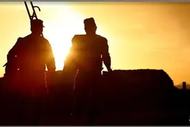 军衔级别工资差两档，军士退役费差额分析对比图片