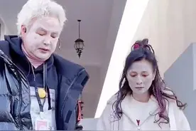 张庭与丈夫敷面膜出行，把脸涂得煞白像白无常，儿子女儿一脸嫌弃图片