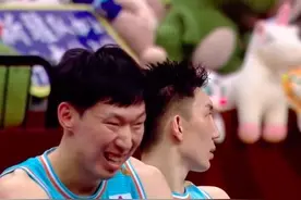 周琦打满38分钟有多累？一幕看其体能短板：板凳席露吃力痛苦表情图片